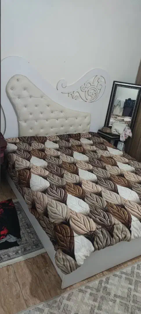 تخت دونفره کاملا سالم|تخت و سرویس خواب|فومن, |دیوار