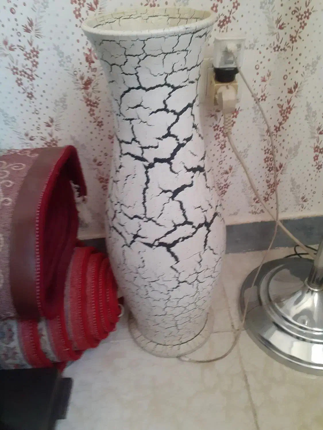 گلدان تمیز و زیبا|گل مصنوعی|همدان, |دیوار