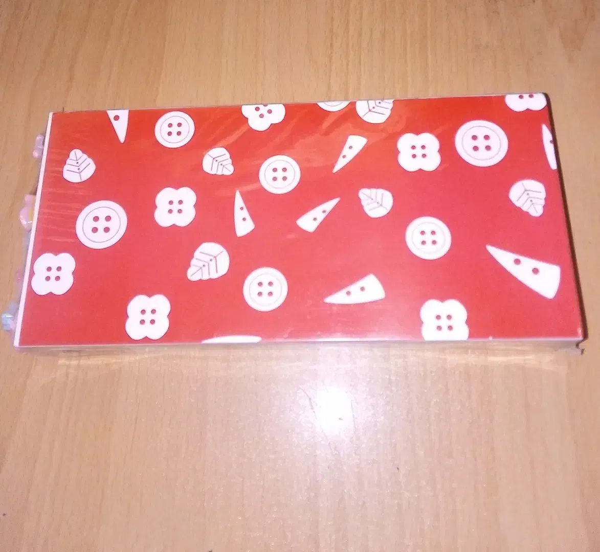 پک دکمه عروسکی و نخ رو دوز و ...|لوازم خیاطی و بافتنی|شهرکرد, |دیوار