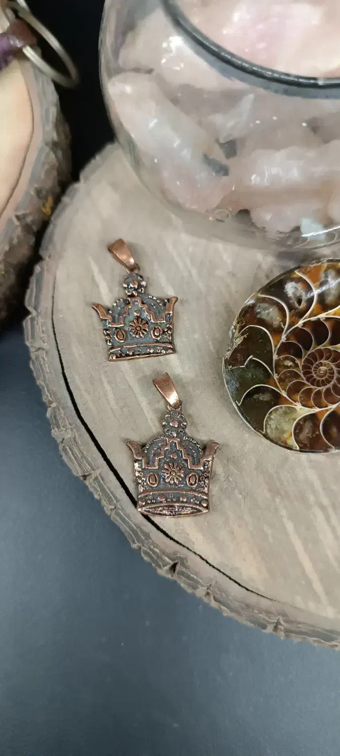 تاج|بدلیجات|لاهیجان, شیشه گران|دیوار