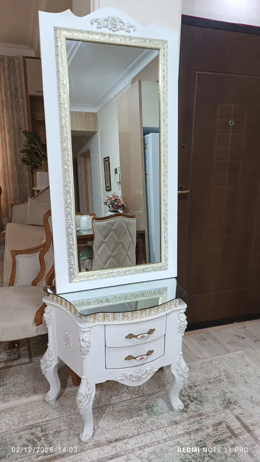 آینه وکنسول|آینه|رشت, فلسطین|دیوار