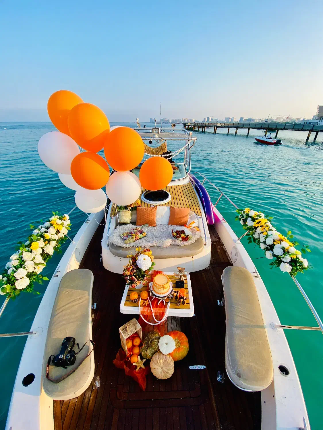 یات تفریحی(شناور)دیزاین ساحلی|خدمات پذیرایی، مراسم|کیش, |دیوار