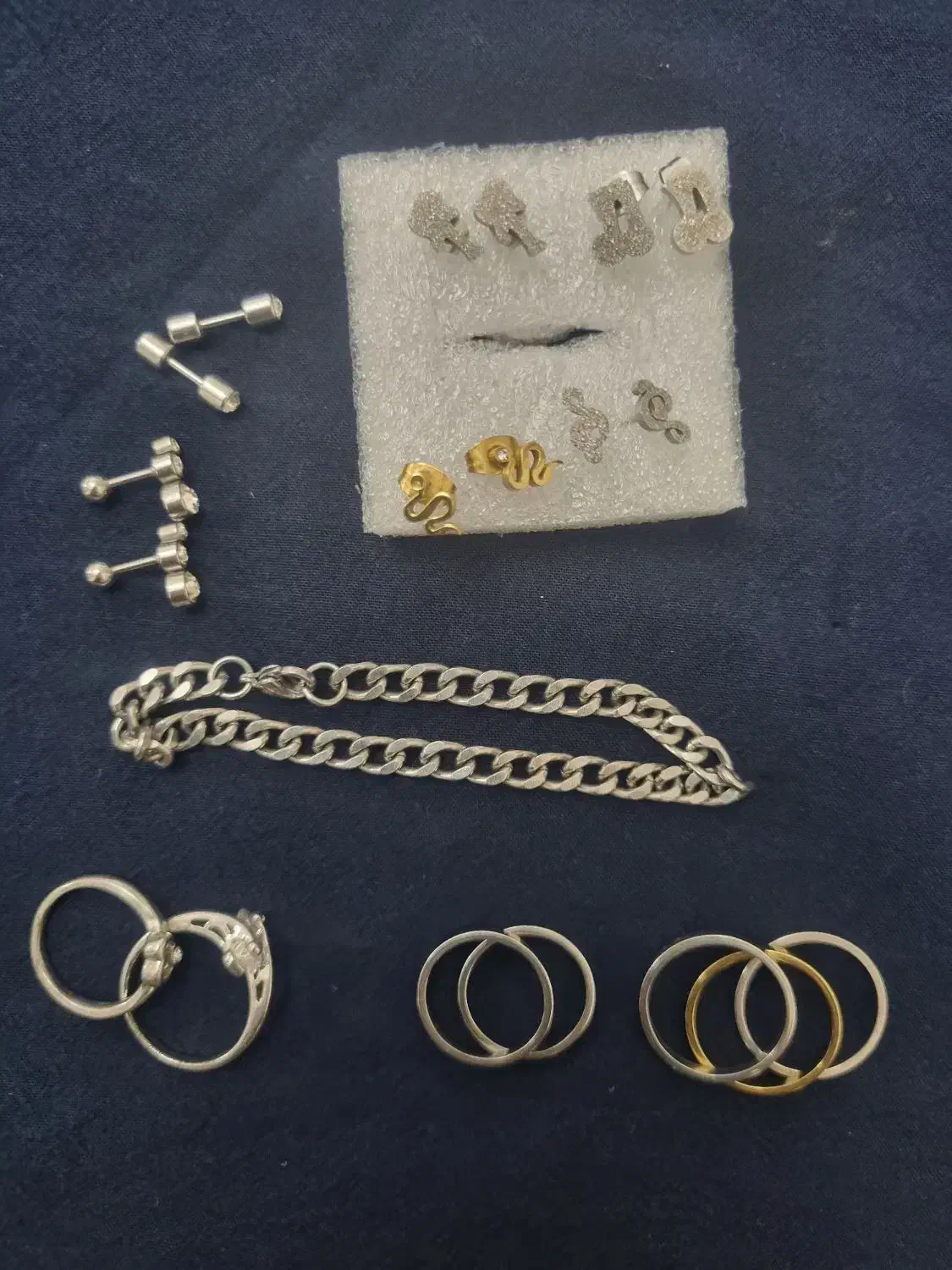 تعدادی گوشواره و پیرسینگ و انگشتر و یک دستبند|بدلیجات|پرند, فاز ۵|دیوار