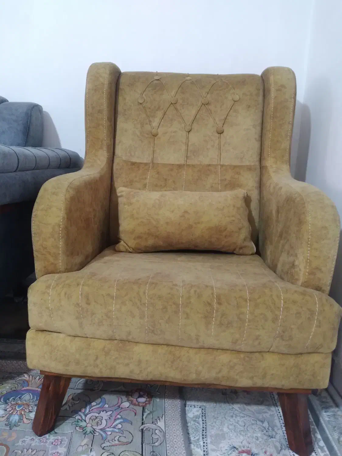 مبل راحتی تمیز بدون پارگی وفرو رفتگی|مبلمان خانگی و میز عسلی|پاکدشت, حصار امیر|دیوار