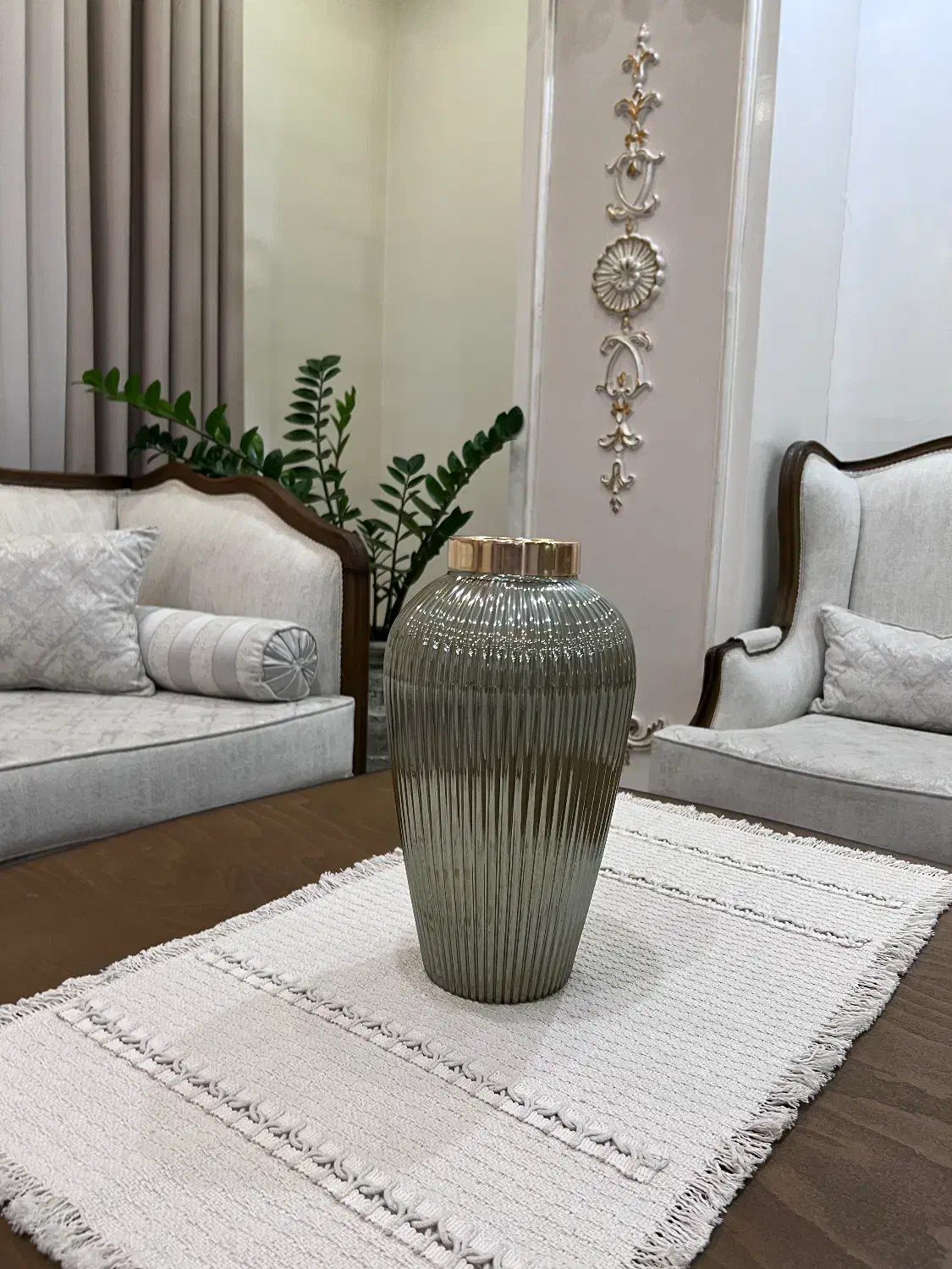 گل مصنوعی خارجی و گلدان شیشه ای|گل مصنوعی|رباط‌کریم, رباط‌کریم|دیوار