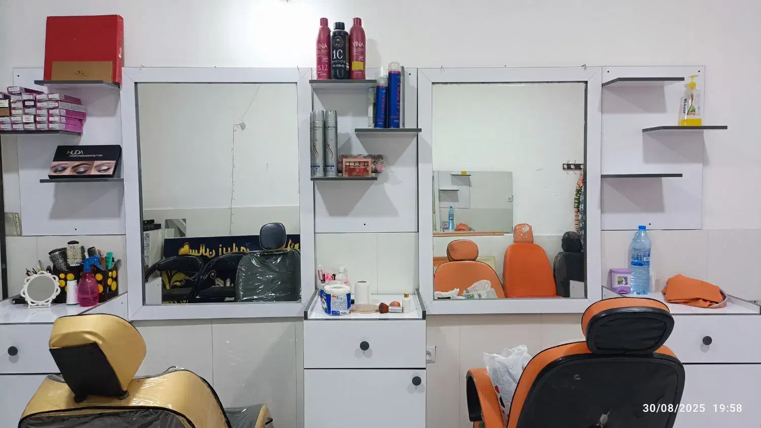 دکور وصندلی ولوازم ارایشی قیمت توافقی|آرایشگاه و سالنهای زیبایی|الیگودرز, |دیوار