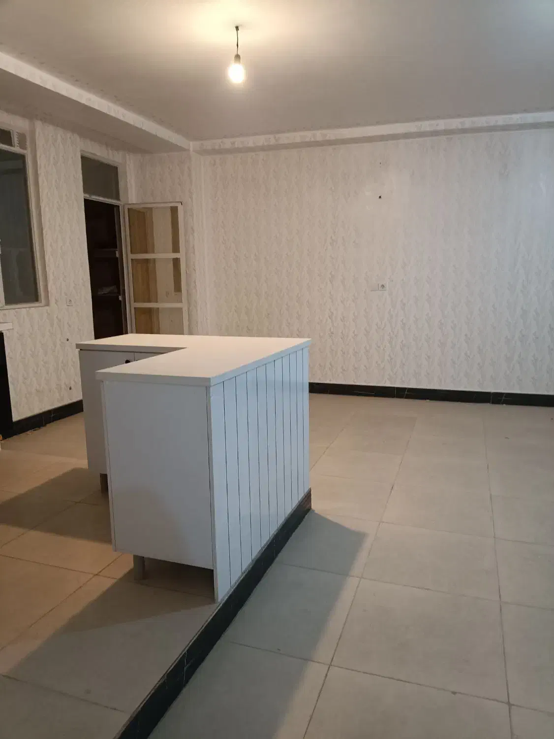 نواب صفوی|اجارهٔ آپارتمان|شیراز, کوشک میدان|دیوار