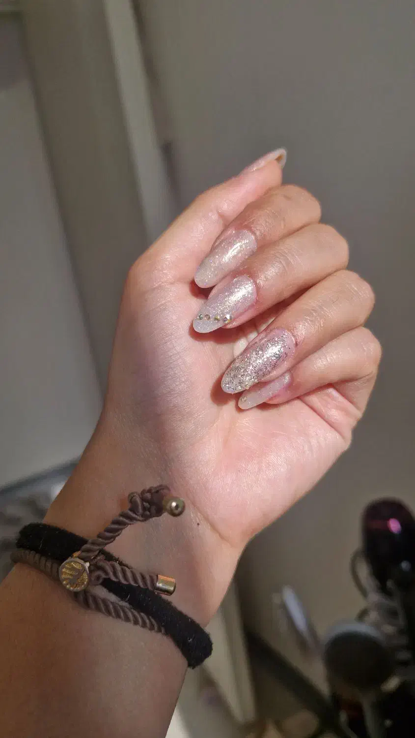 به چند مدل جهت کاشت ناخن نیازمندیم|خدمات آرایشگری و زیبایی|گرمدره, |دیوار