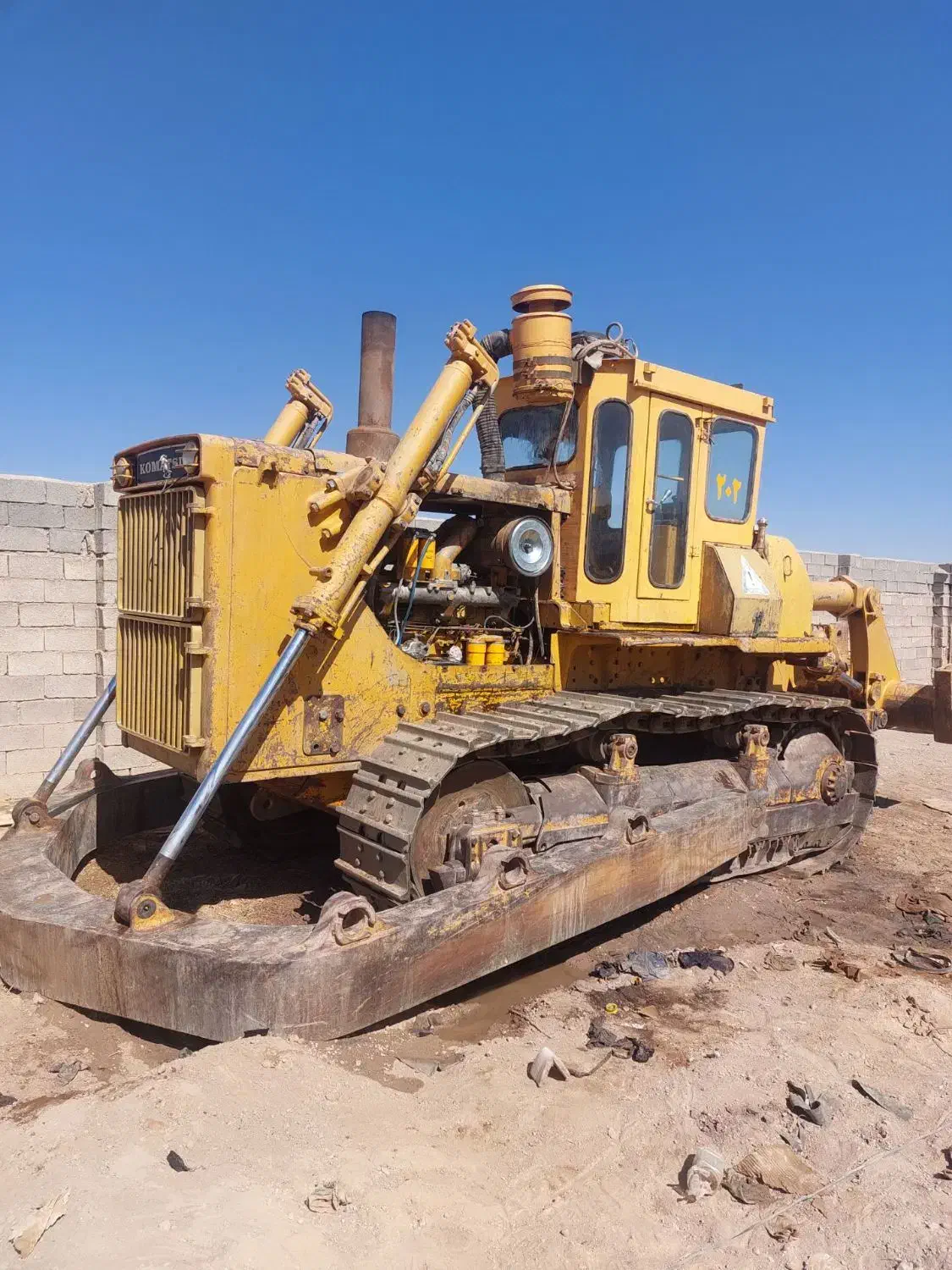 بلدوزر ۱۵۵ سریال ۲۶۰۰۰|خودرو سنگین|تهران, آبشار تهران (دریاچه)|دیوار