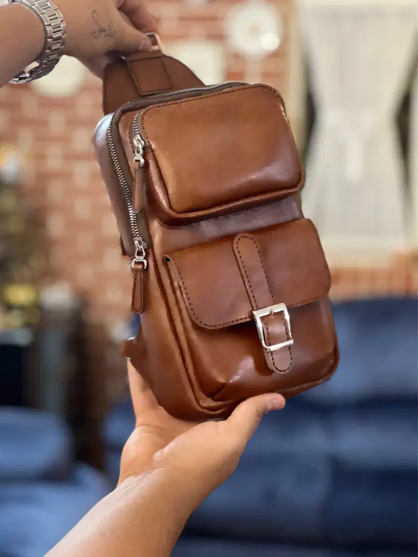 کیف دوشی دستدوز از چرم طبیعی گاوی (شاهکارچرمی)|کیف، کفش، کمربند|بادرود, |دیوار