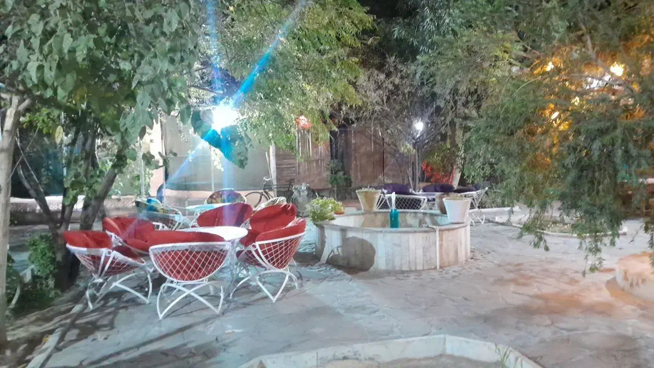 به چند نیرو خانم جهت کار در باغ رستواران.|استخدام خدمات فروشگاه و رستوران|زرند, |دیوار