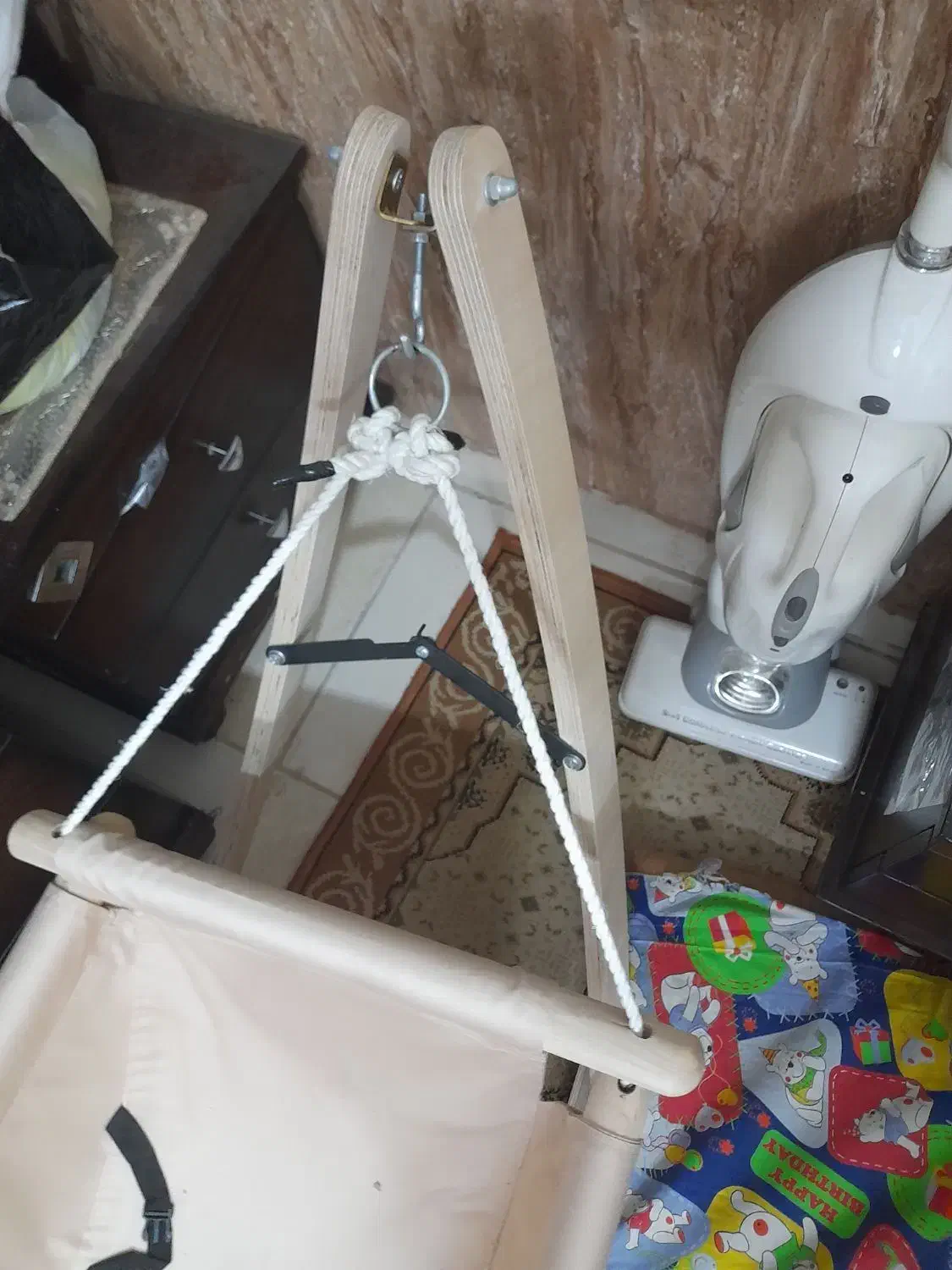 ننو چوبی با تشک ترک و آغوشی سوییسی و قنداق فرنگی|تخت و صندلی بچه|اصفهان, سپاهانشهر|دیوار