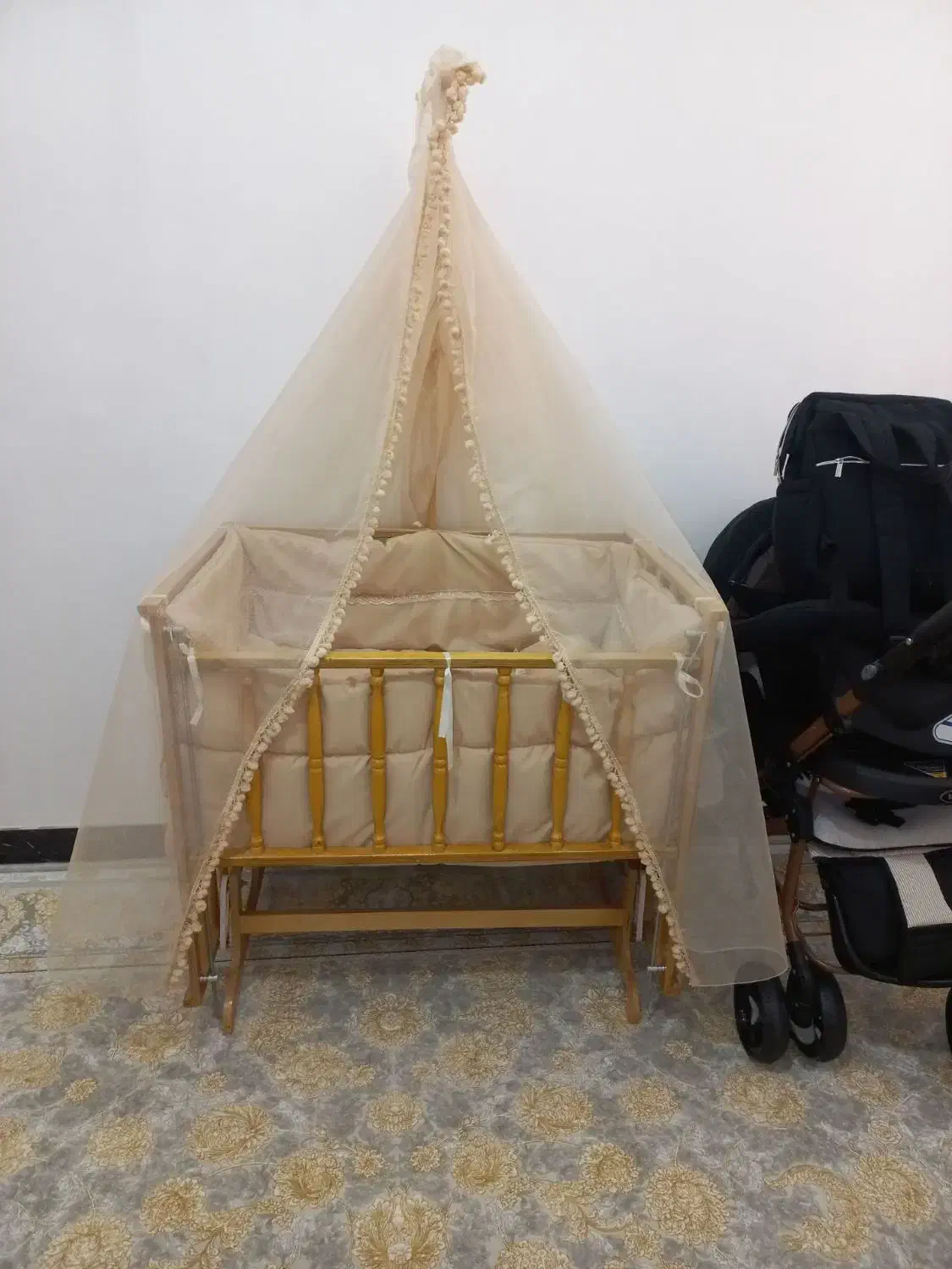 گهواره کنار مادری چوبی|تخت و صندلی بچه|شهریار, شهریار|دیوار