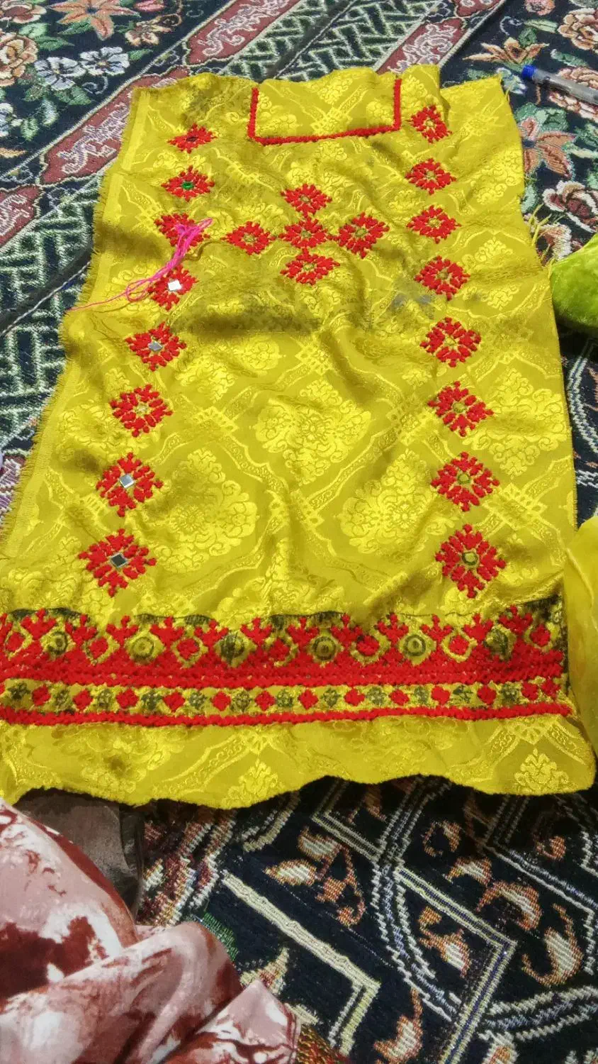 لباس زرد|لباس|خاش, |دیوار