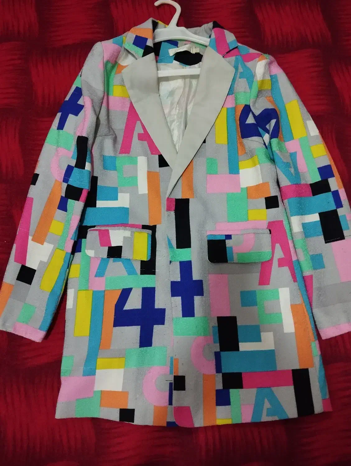 کت خاکستری طرح دار|لباس|صدرا-فارس, فاز ۲|دیوار