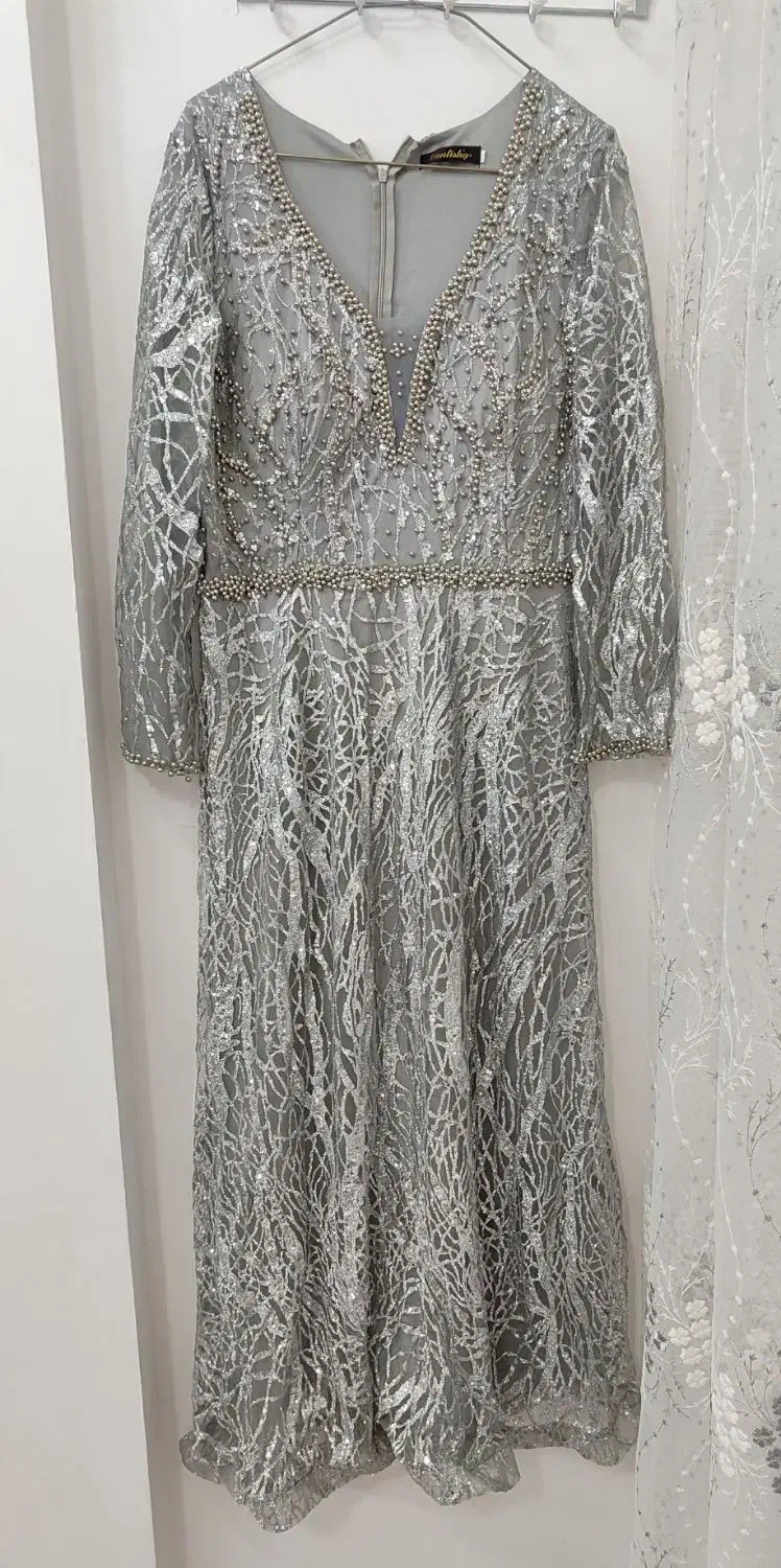 لباس مجلسی|لباس|چادگان, |دیوار