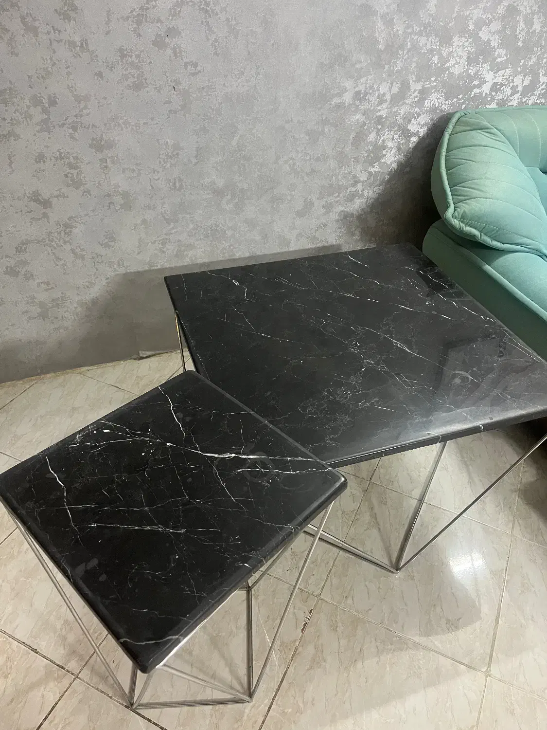 میز سنگی مشکی با رگ های سفید|میز و صندلی غذاخوری|مشهد, شهرک رازی (شهرک غرب)|دیوار