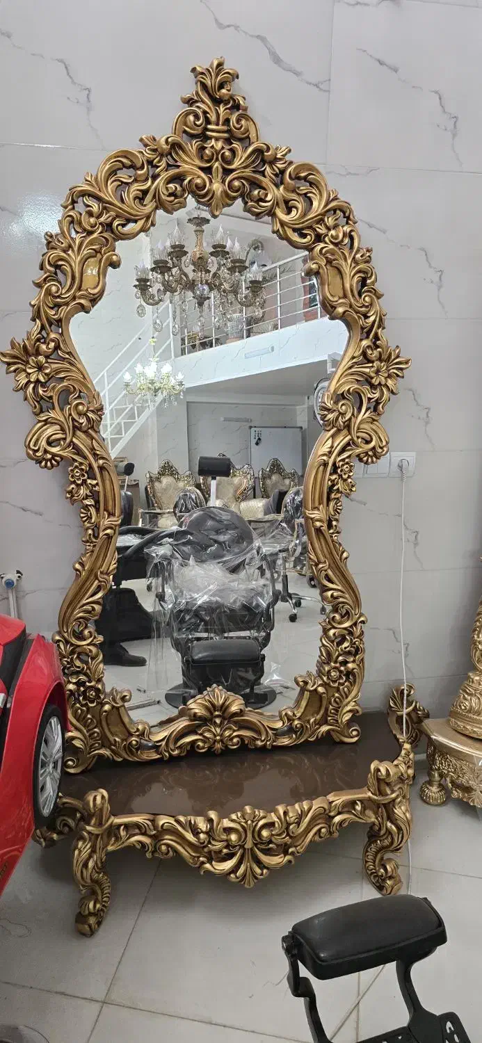 آینه|آینه|تهران, فلسطین (میدان انقلاب)|دیوار