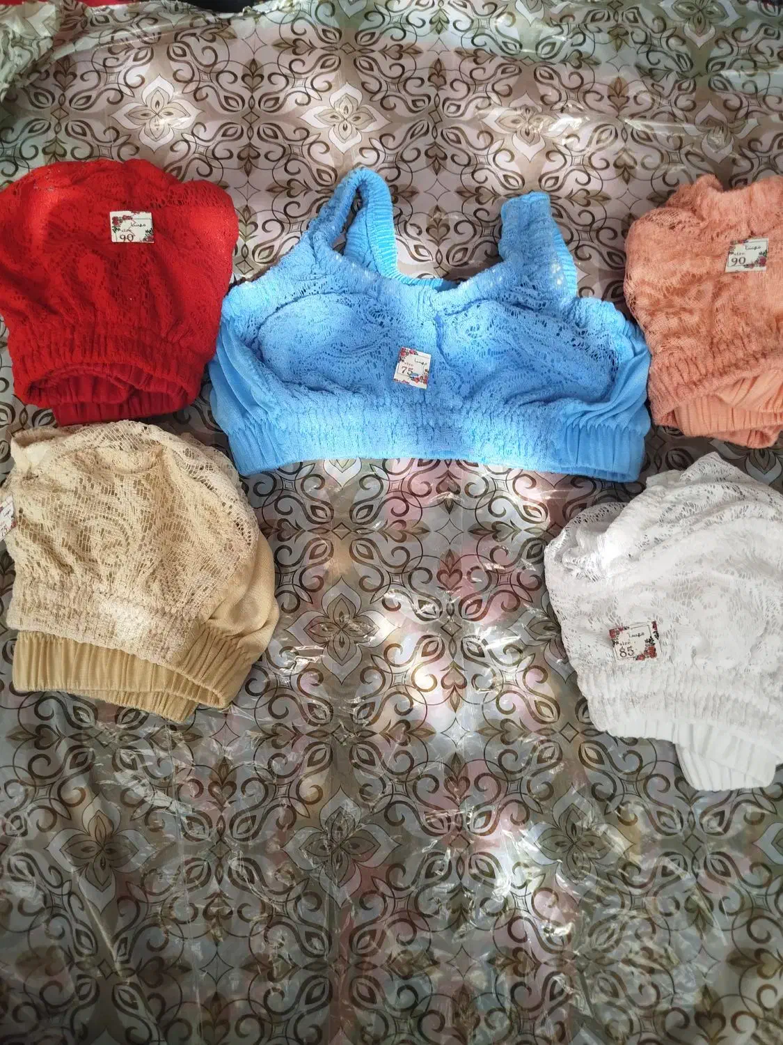 لباس زیر زنانه|لباس|میمند, |دیوار