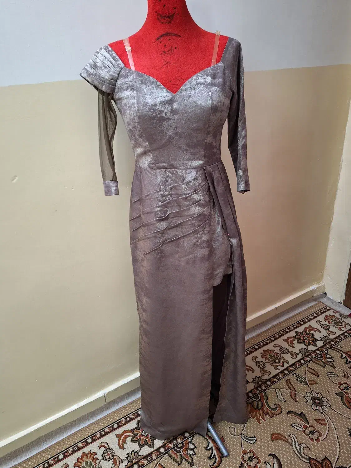 لباس شب|لباس|مشهد, فتح المبین|دیوار