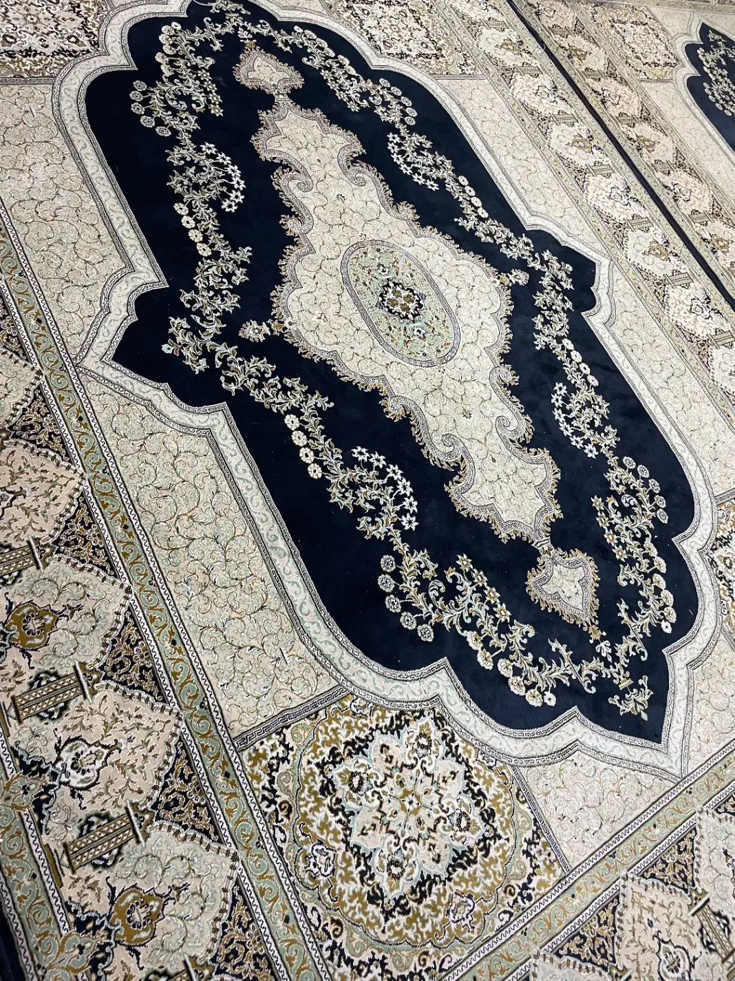 فرش ۷۰۰ شانه ۱۲ متری|فرش|اصفهان, دستگرده|دیوار