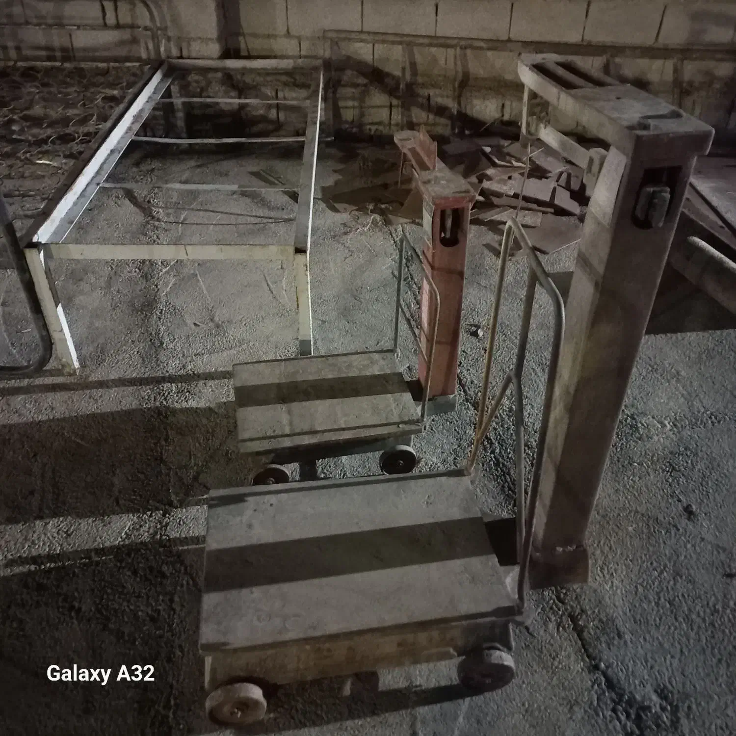 ۲عددباسکول و۳عدد تخت بسیار تمیز وسالم|ابزارآلات|دزفول, |دیوار