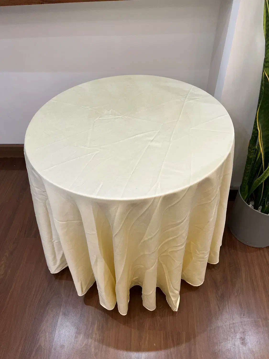 میز چوبی گرد نو با رومیزی|مبلمان خانگی و میز عسلی|تهران, شهرک محلاتی|دیوار