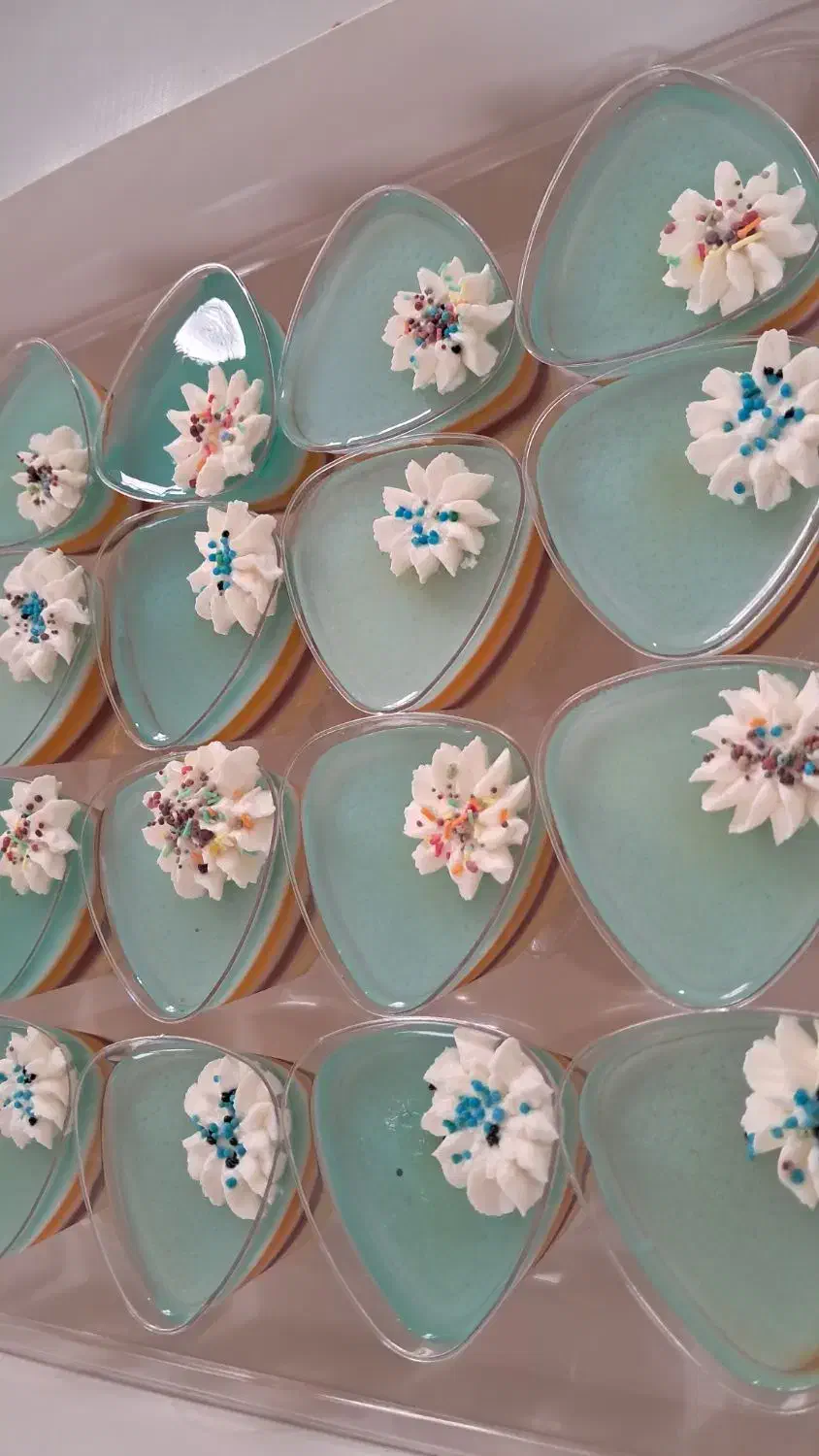 استخدام تعدادی خانم جهت درست کردن ساندویچ|استخدام خدمات فروشگاه و رستوران|تهران, هروی|دیوار