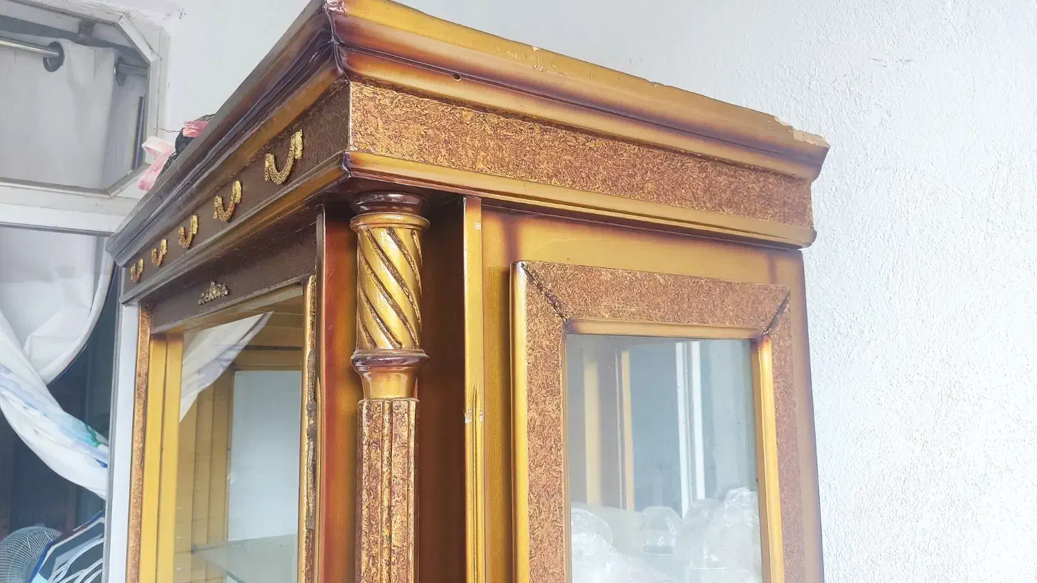 ویترین چوبی بزرگ کلاسیک با قاب منبت|بوفه، ویترین، کنسول|رشت, دروازه لاکان|دیوار