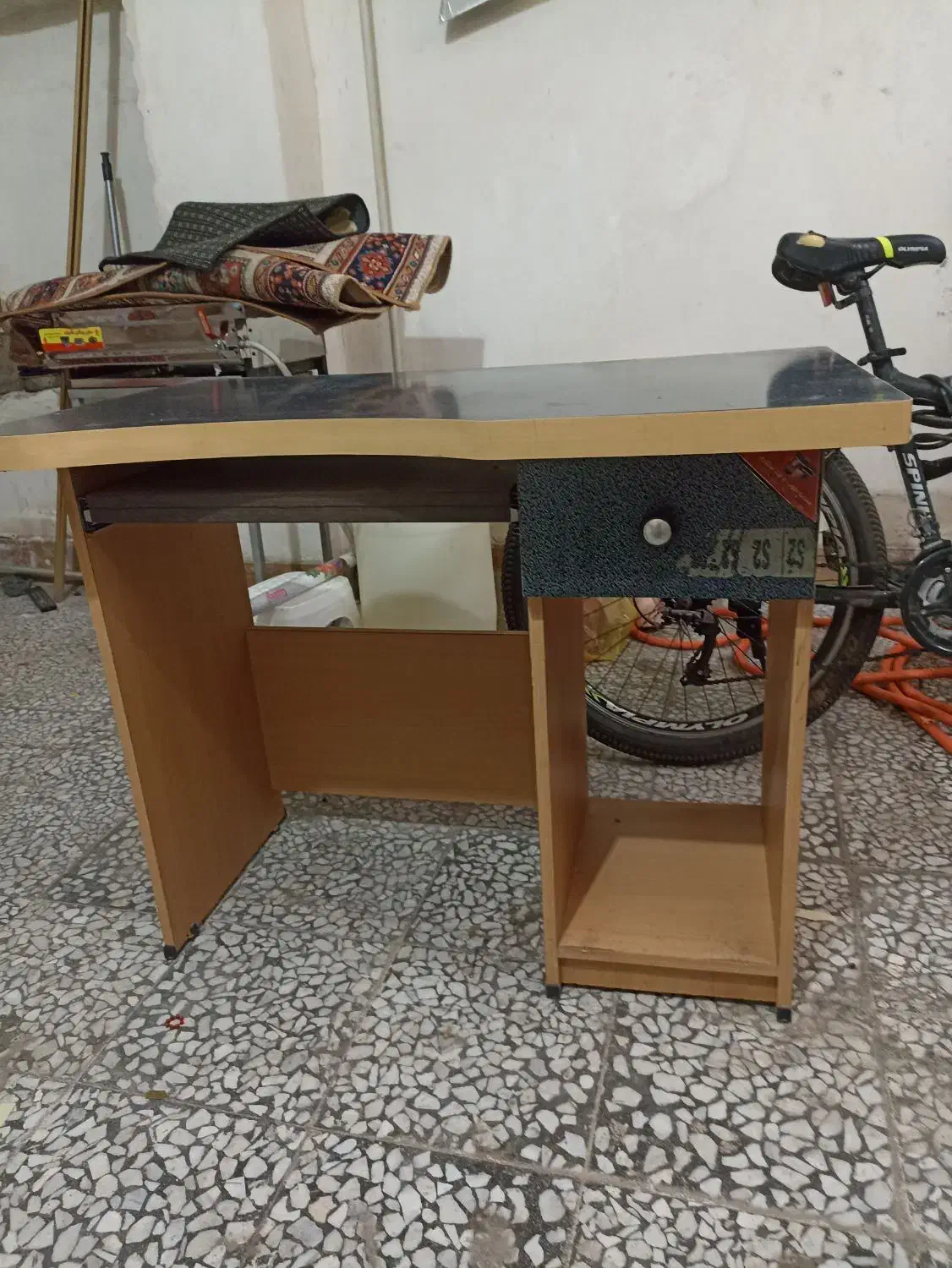 یک عدد میز سالم|میز تحریر و کامپیوتر|لنگرود, |دیوار