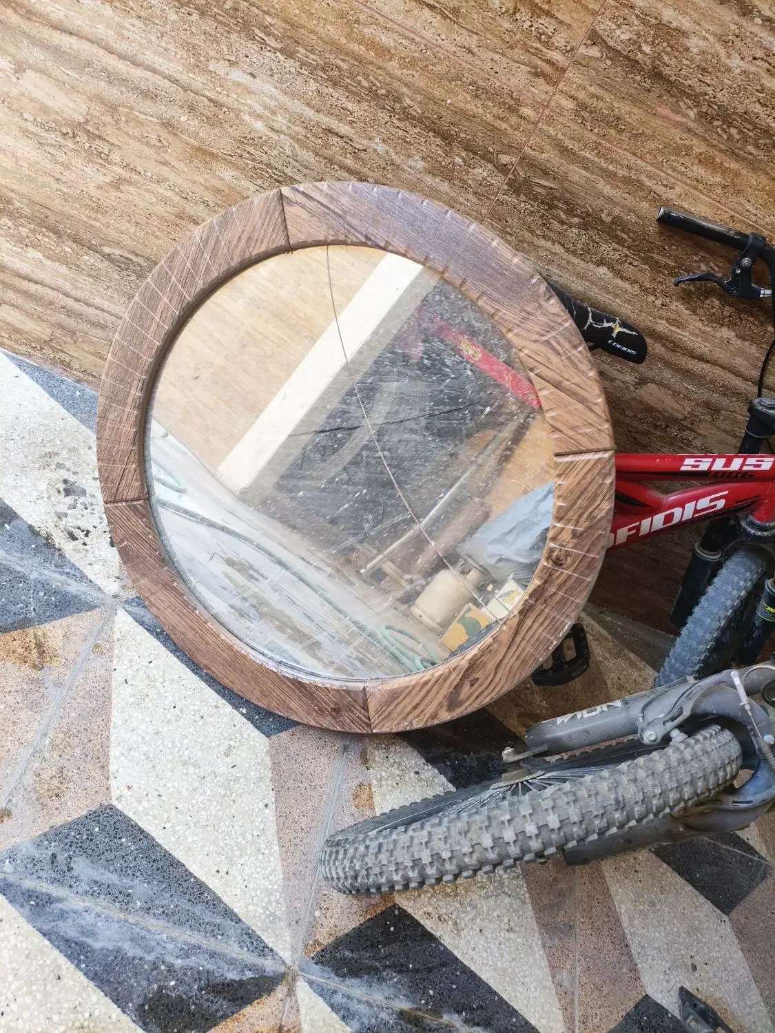 آیینه|آینه|اصفهان, حصه جنوبی|دیوار