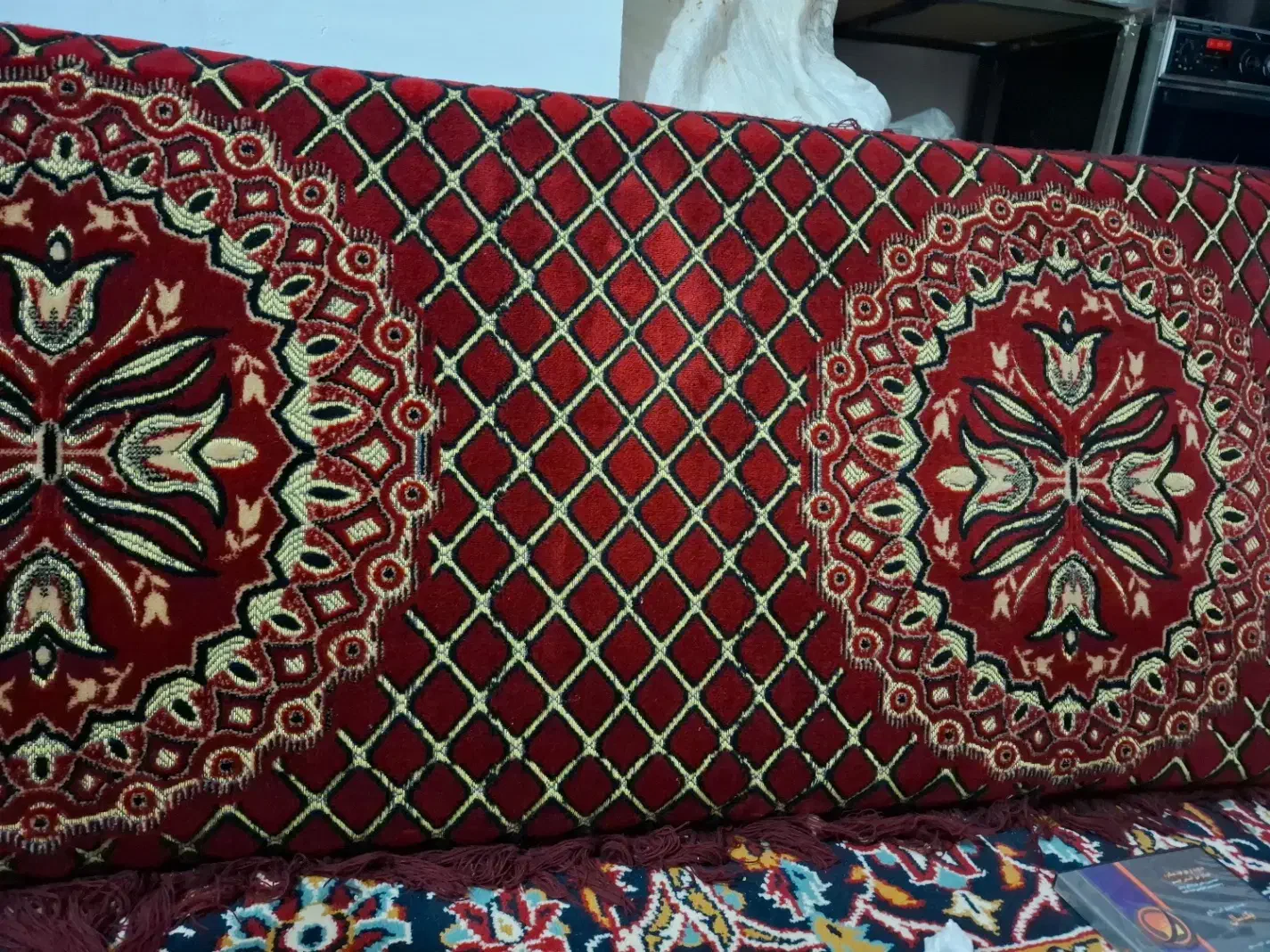 پشت قرمزمخمل|پشتی|قائن, |دیوار