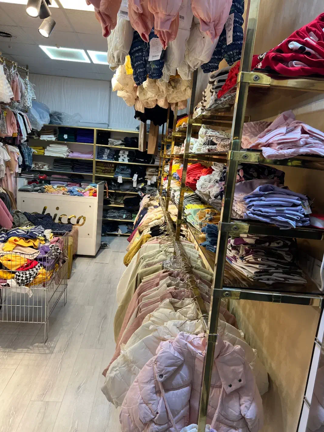 واگذاری تمامی پوشاک بچگانه همراه با قفسه و کولر|کفش و لباس بچه|گنبد کاووس, |دیوار