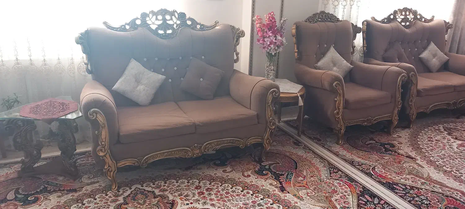 مبل ۹ نفره سلطنتی کم جا به همراه ۳ عدد میز عسلی|مبلمان خانگی و میز عسلی|رشت, عینک|دیوار