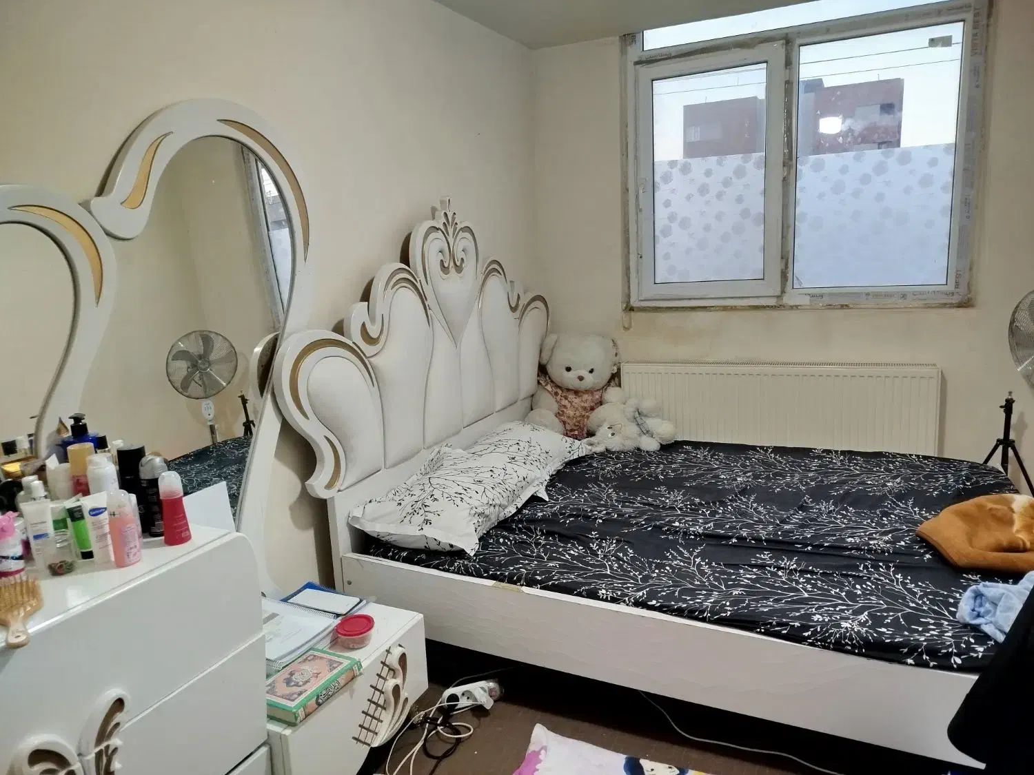 تخت خواب و میز و کمد|تخت و سرویس خواب|کاشان, باهنر|دیوار