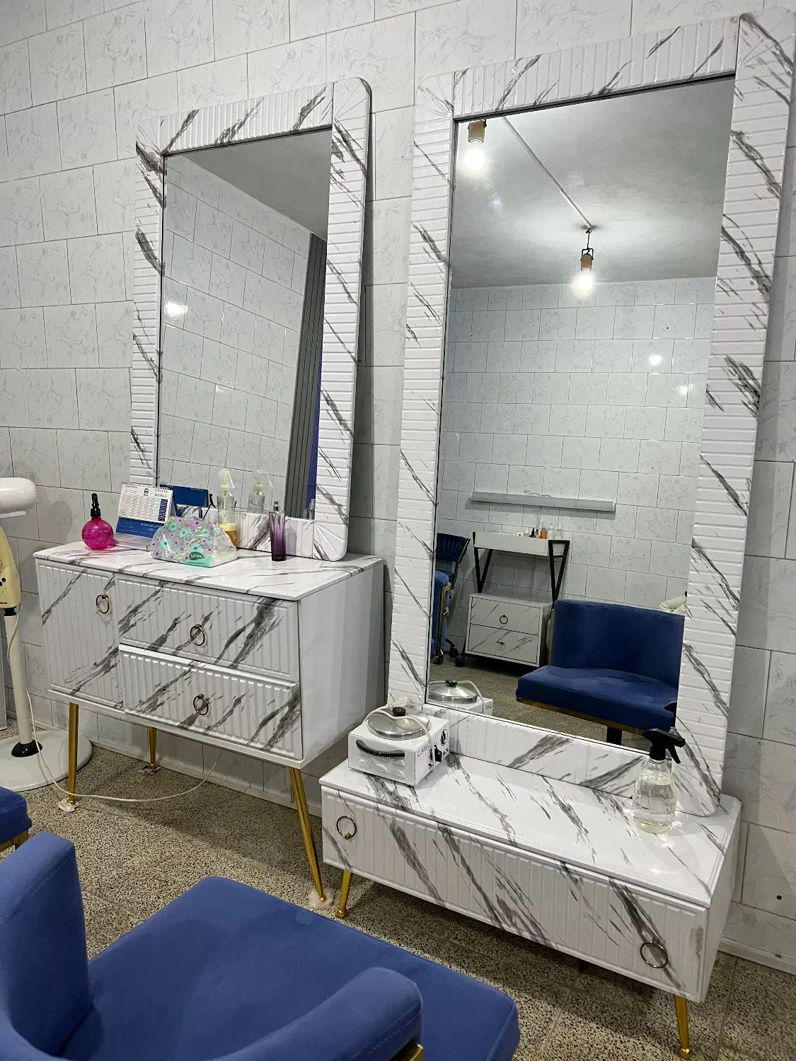 تعدادی لوازم اریشگاه زنانه میز ناخن ترولی تخت...|آرایشگاه و سالن‌های زیبایی|آستارا, |دیوار