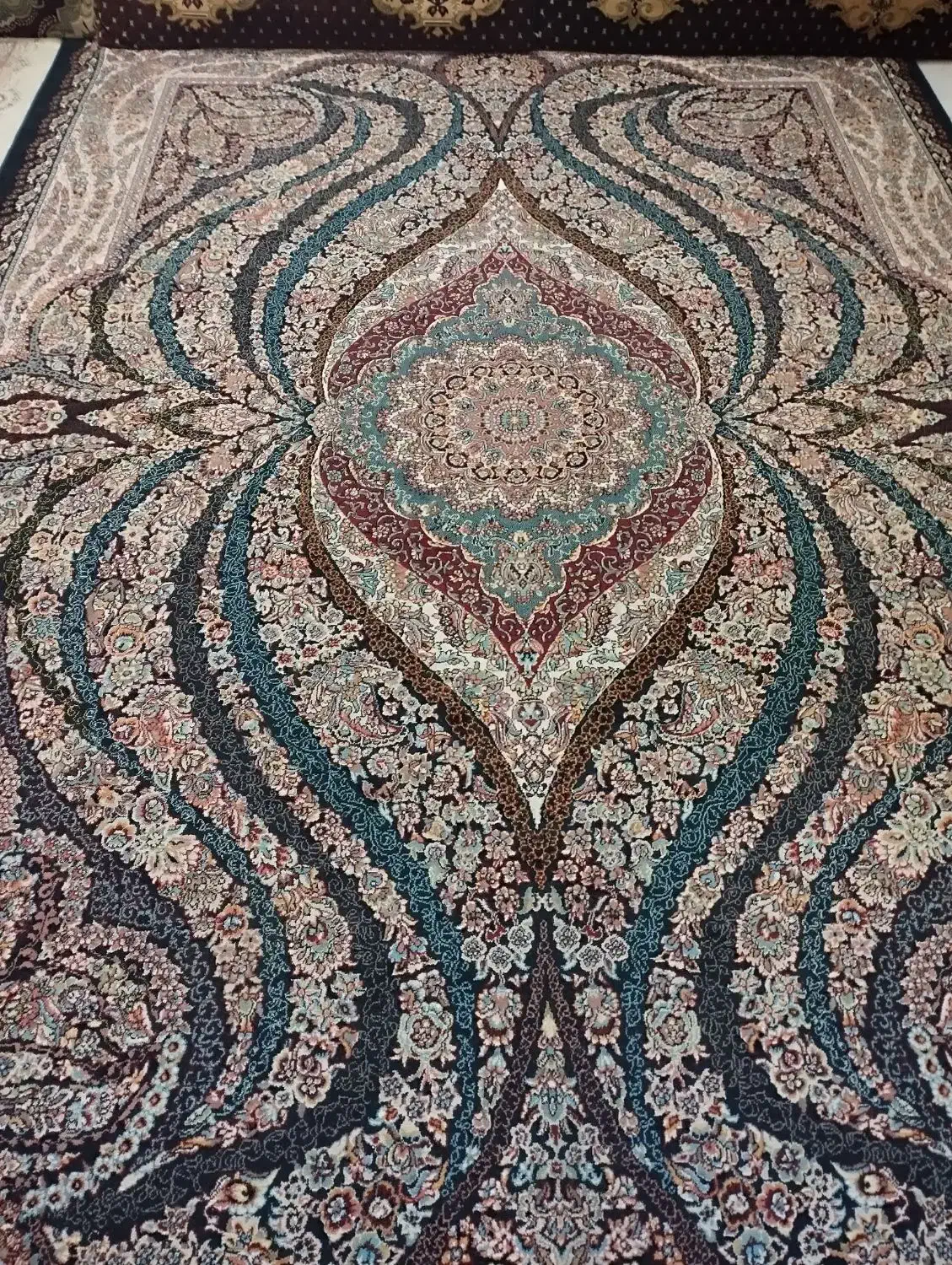 یک فرش نه متری سالم|فرش|بابل, |دیوار