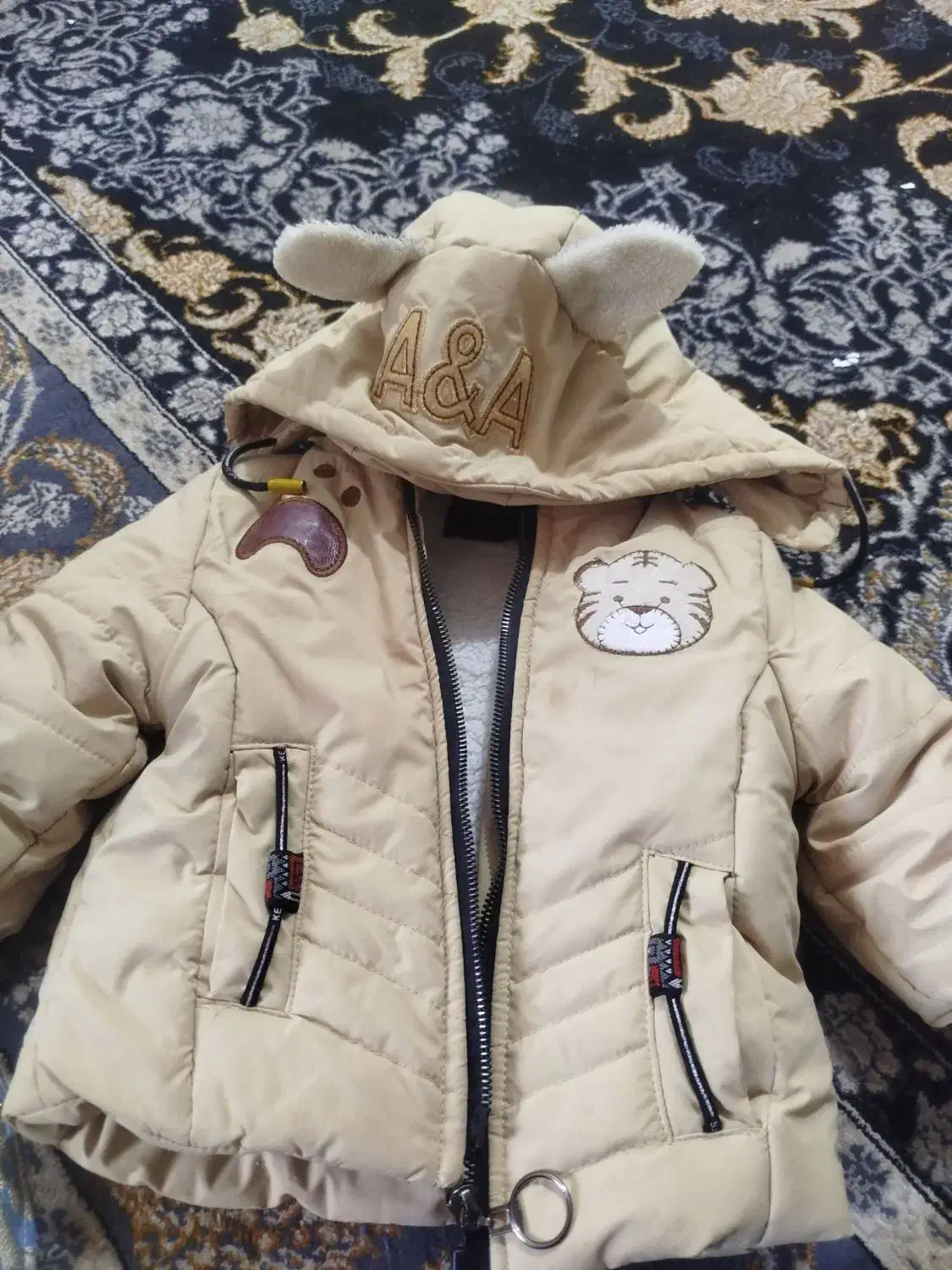 کت بچگانه|کفش و لباس بچه|خاش, |دیوار