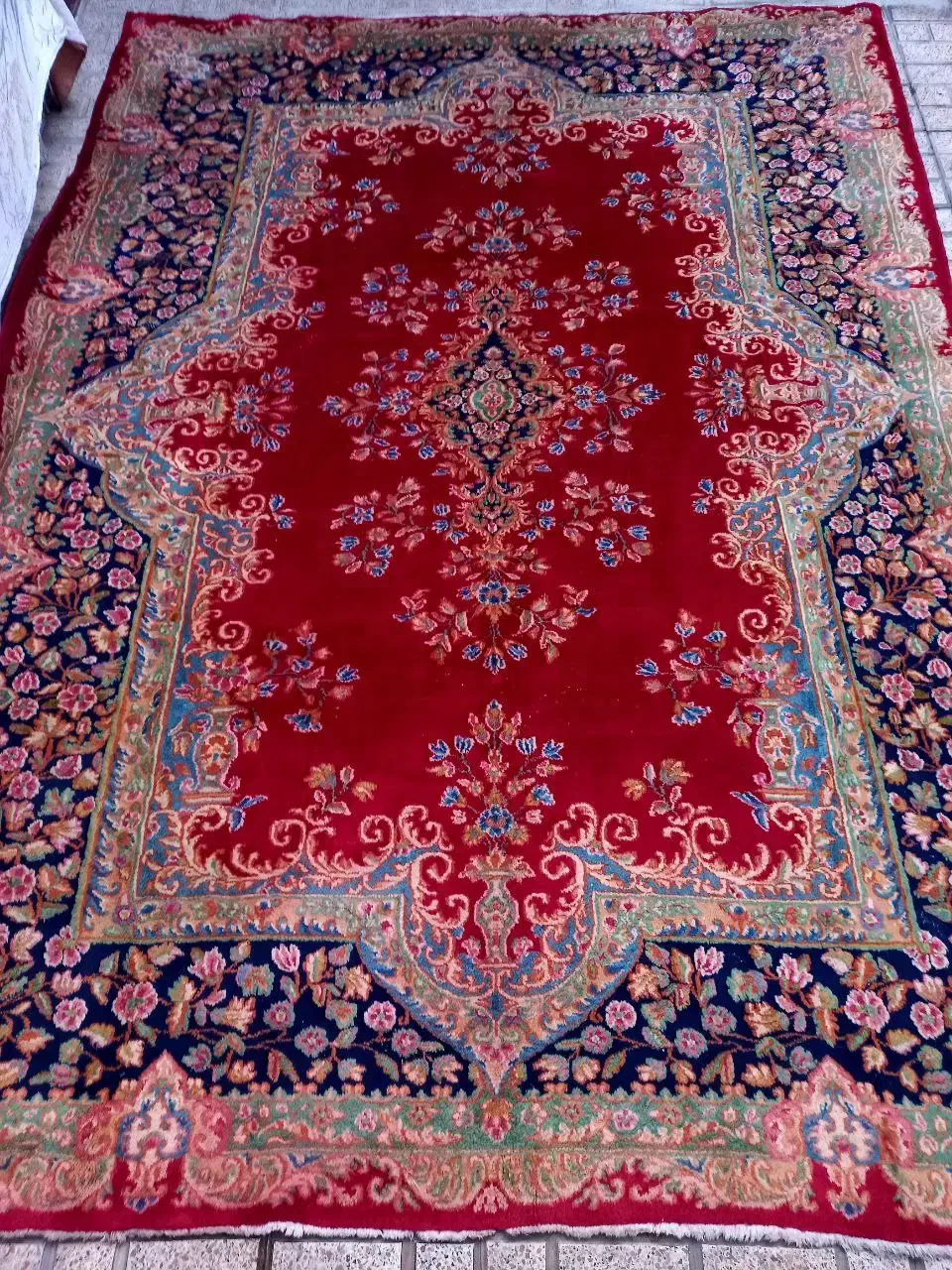 فرش دست بافت|فرش|ری, سیزده آبان|دیوار