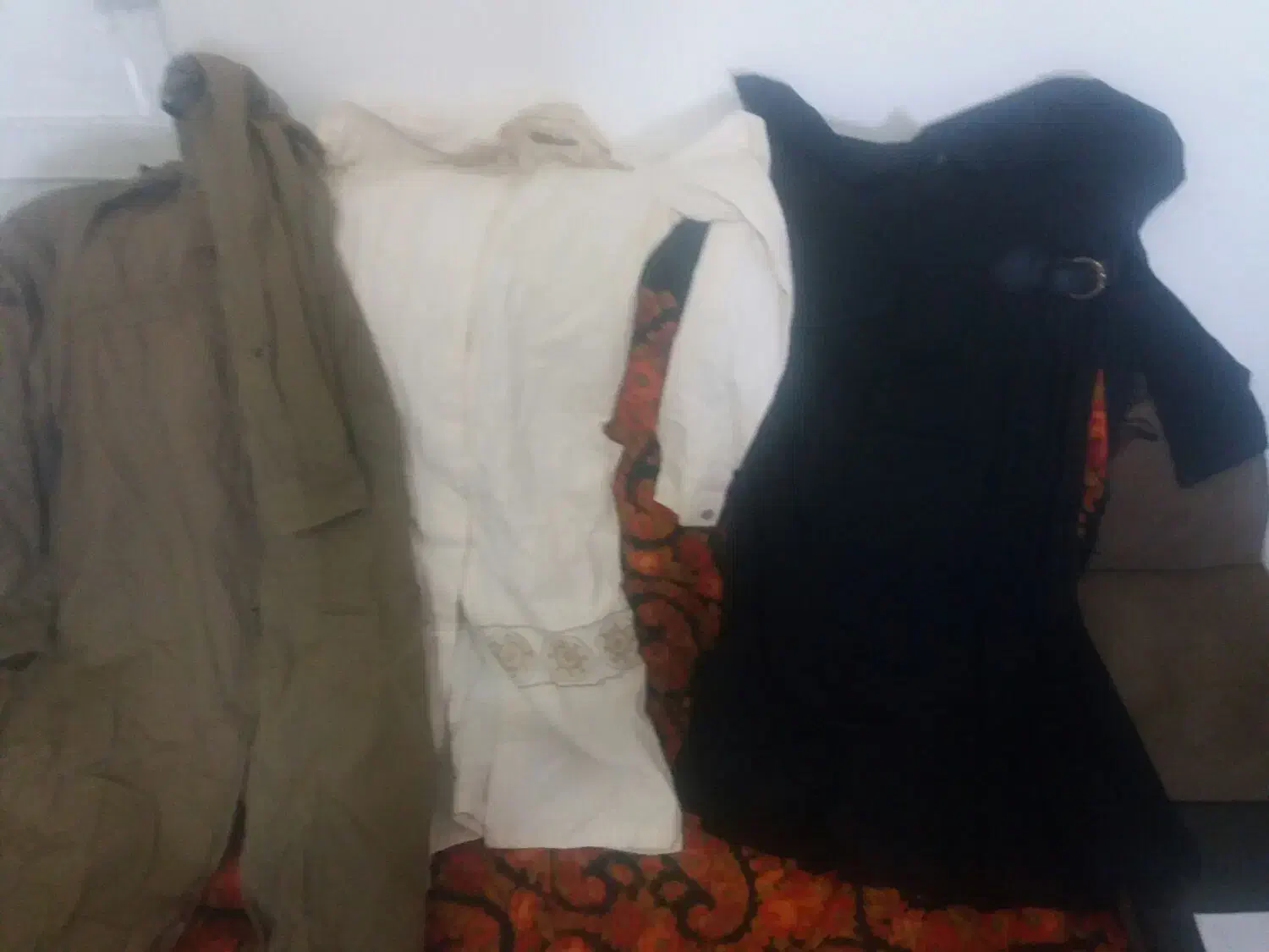 مقداری لباس نو و کار کرده موجود هست|لباس|شازند, |دیوار