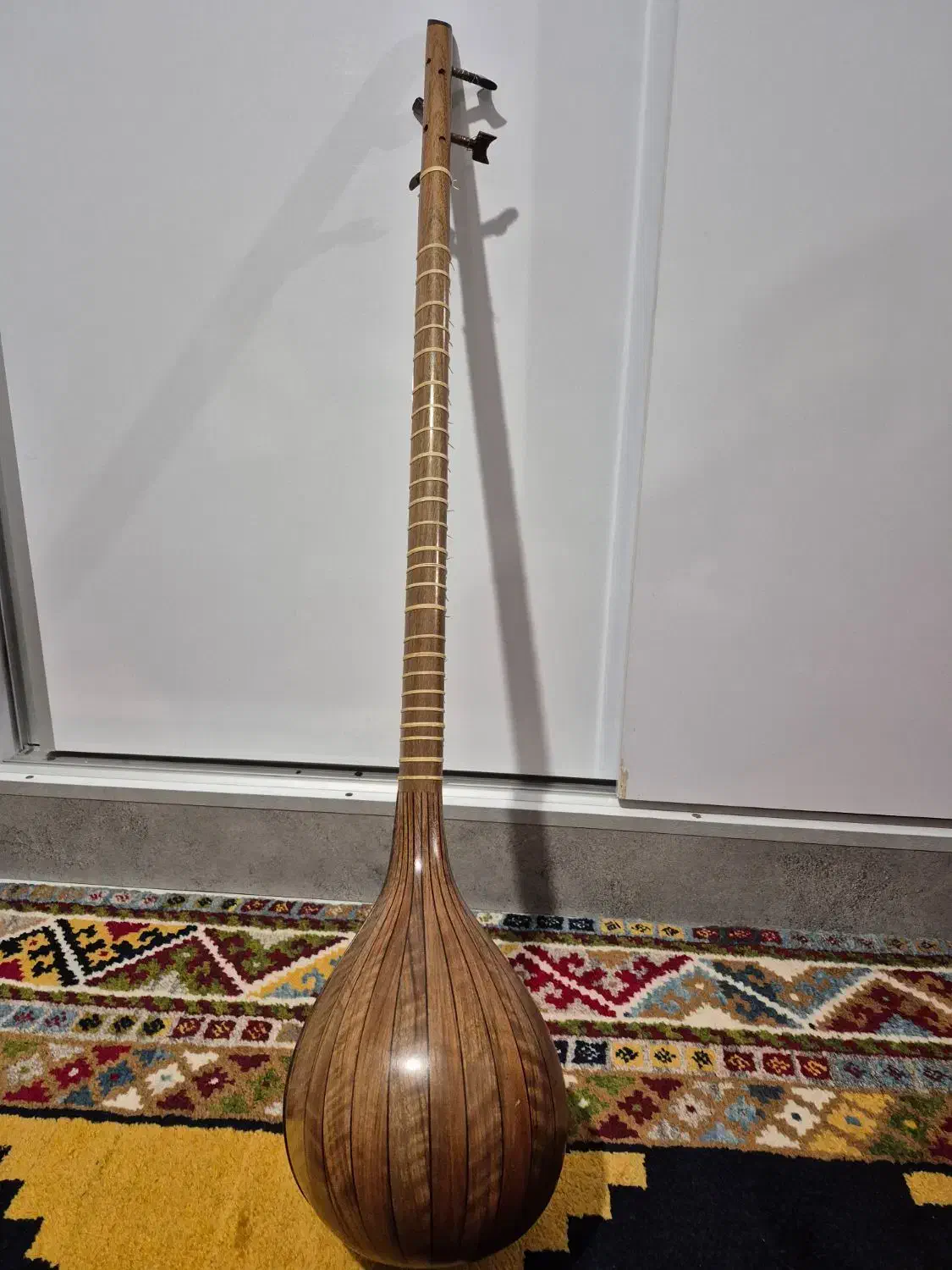 سه تار کاسه گردو استاد یداله گودرزی|سازهای سنتی|اصفهان, باغ زرشک|دیوار