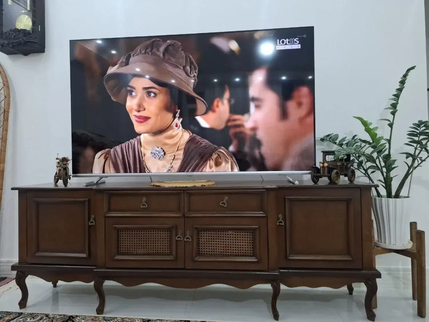 میز تلویزیون|میز تلویزیون|پرند, فاز ۳|دیوار