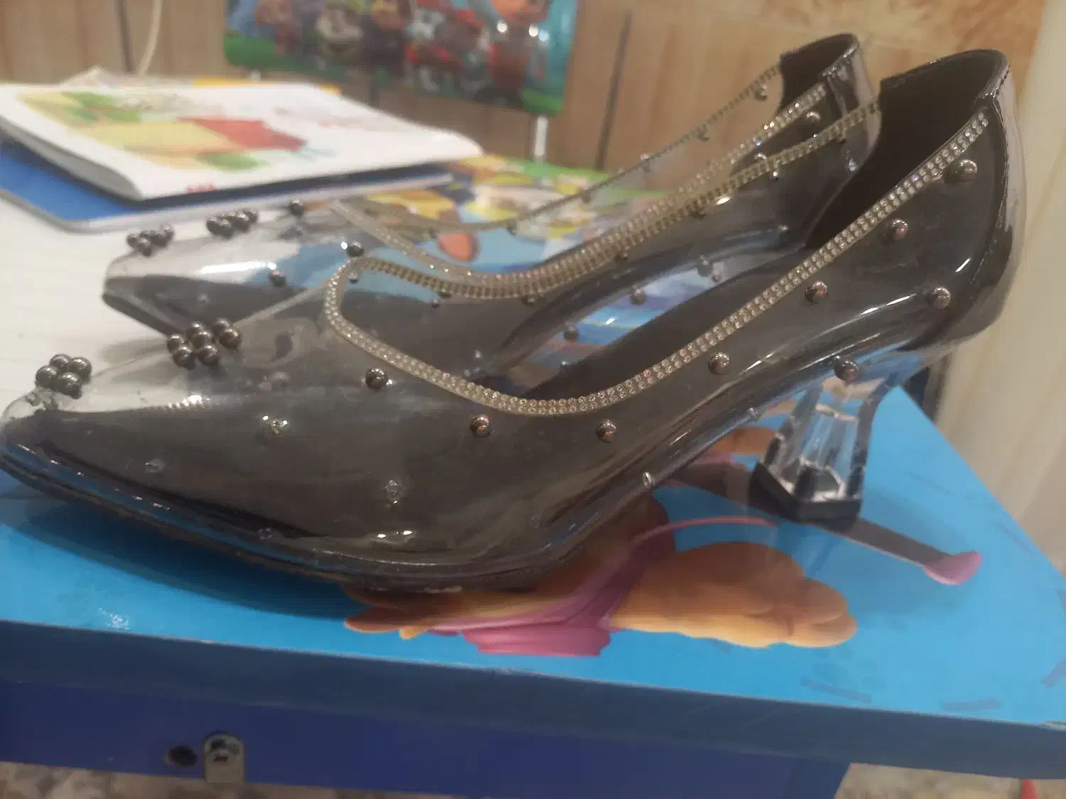 کفش مجلسی زیبا|کیف، کفش، کمربند|تربت جام, باغ سنگان سفلی|دیوار