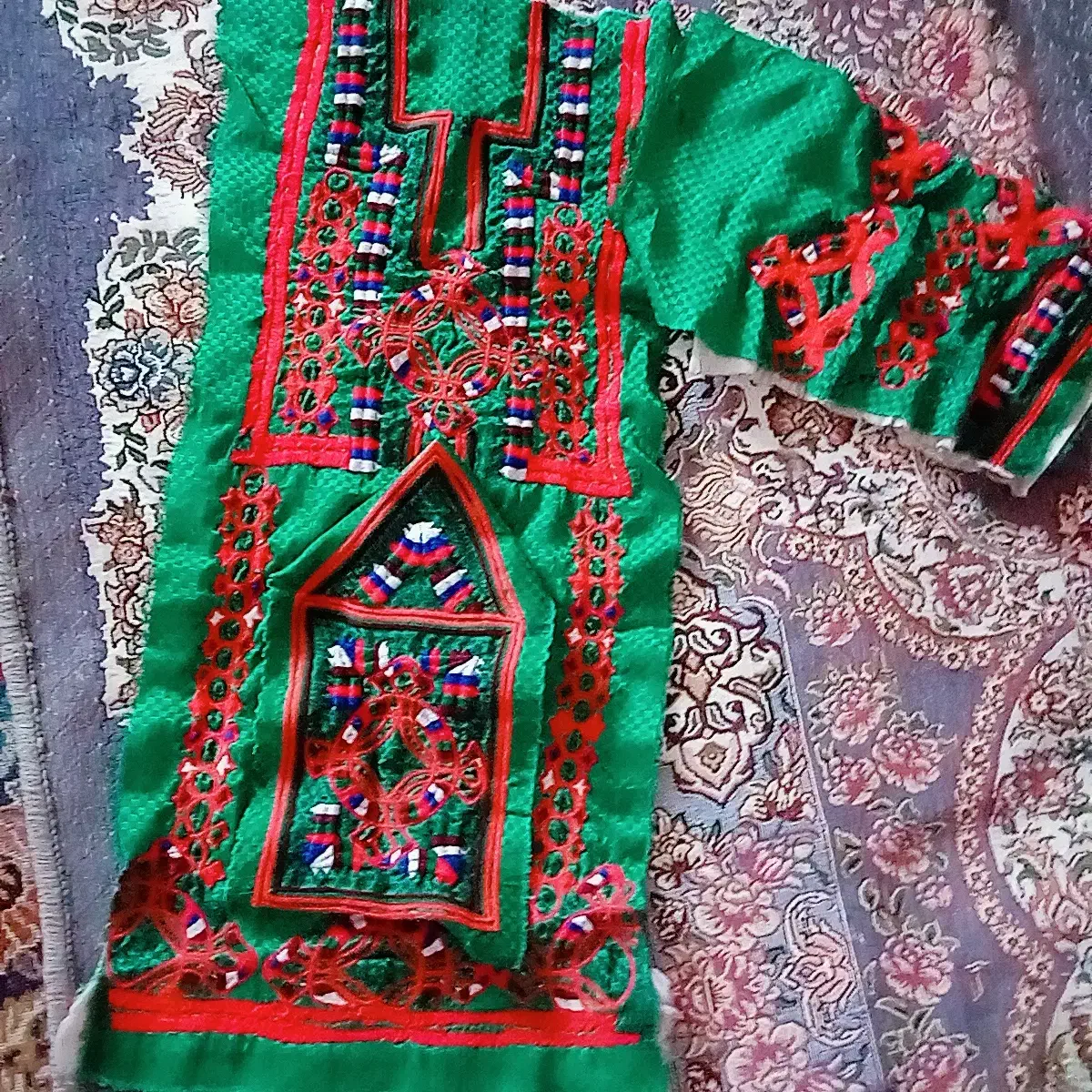 لباس بچگونه|لباس|ایرانشهر, |دیوار