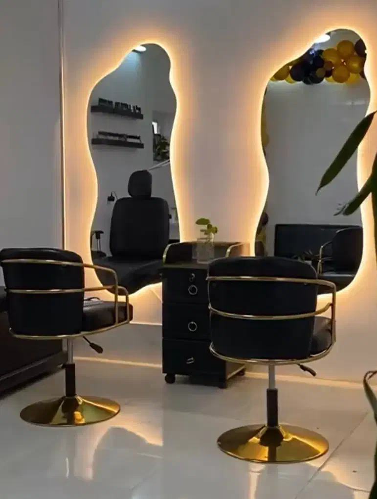 صندلی و اینه|آرایشگاه و سالن‌های زیبایی|سبزوار, پاسداران|دیوار