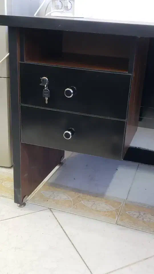 میز تحریر و کامپیوتر|میز تحریر و کامپیوتر|صدرا-فارس, فاز ۱|دیوار