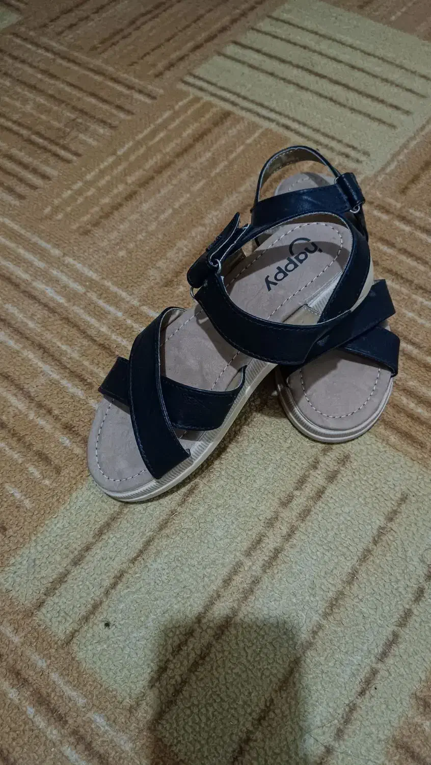 صندل نو به علت بزرگ بودن سایز|کیف، کفش، کمربند|فومن, |دیوار