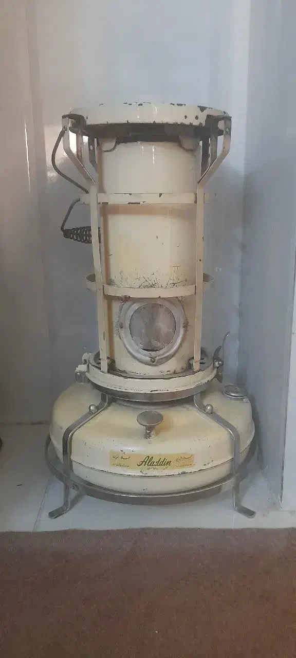 چراغ نفتی قدیمی با سینی قرآنی|کلکسیون اشیاء عتیقه|سمنان, |دیوار