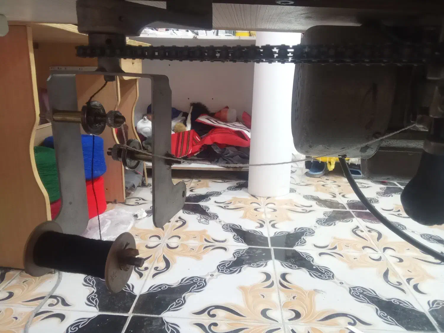 چرخ سیاه و سفید دوزی|چرخ خیاطی و ریسندگی|مهرستان, |دیوار