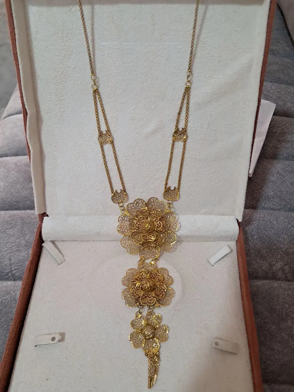 گردنبند نقره|جواهرات|شیراز, کوشک میدان|دیوار